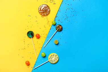 Renkli arkaplanda tatlı şekerli kompozisyon