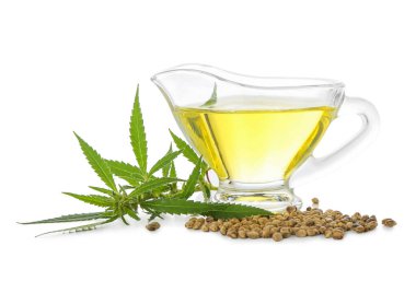 Beyaz arka planda haşhaş yağı ve tohumlar.