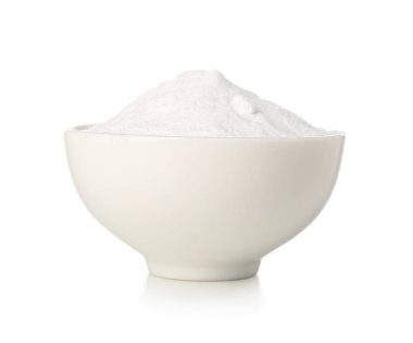 Beyaz arka planda bir kase kabartma tozu