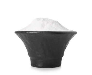 Beyaz arka planda bir kase kabartma tozu