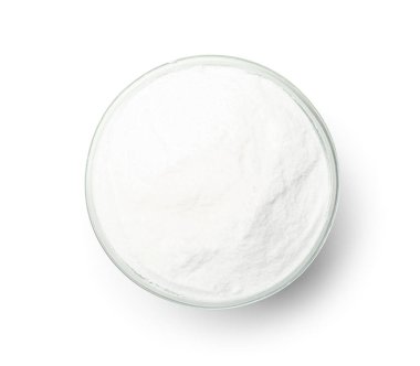 Beyaz arka planda bir kase kabartma tozu