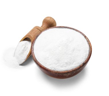 Beyaz arka planda bir kase kabartma tozu ve kepçeyle