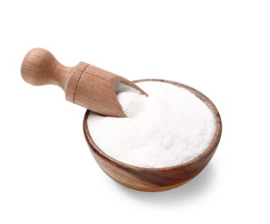 Beyaz arka planda bir kase kabartma tozu ve kepçeyle