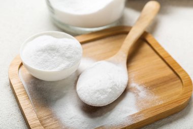 Arka planda kabartma tozu olan kase ve kaşık.