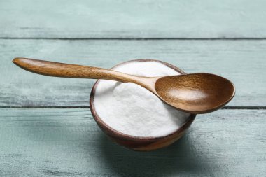 Kabartma tozu ve kaşık renkli ahşap arka planda
