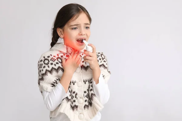 Ill Menina Com Dor Garganta Usando Inalador Fundo Claro — Fotografia de Stock