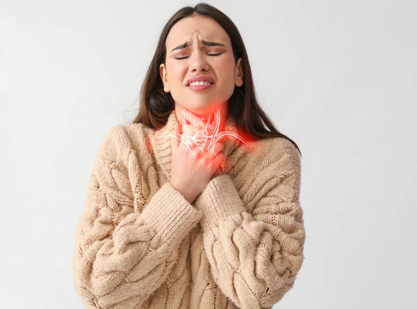 Trög Ung Kvinna Med Ont Halsen Ljus Bakgrund — Stockfoto