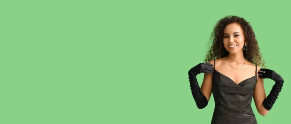 Κομψή Νεαρή Αφροαμερικανή Γυναίκα Όμορφο Φόρεμα Και Γάντια Πράσινο Φόντο — Φωτογραφία Αρχείου