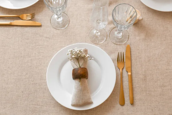 Gri masa örtüsü üzerinde güzel bir masa, üst manzara.