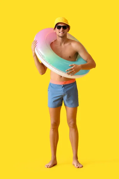 Attraktiver Junger Mann Mit Aufblasbarem Ring Auf Gelbem Hintergrund — Stockfoto
