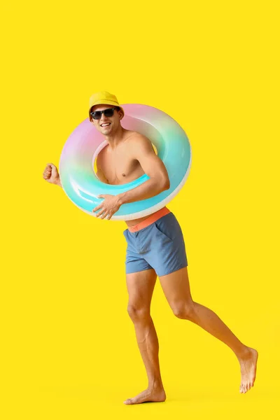 Junger Mann Mit Aufblasbarem Ring Auf Gelbem Hintergrund — Stockfoto