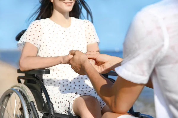 Młoda Kobieta Niepełnosprawnością Fizyczną Jej Chłopak Kurorcie — Zdjęcie stockowe