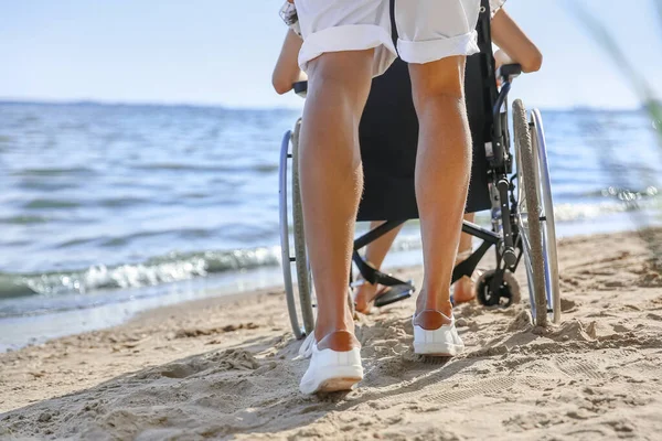 Deniz tatil köyünde fiziksel engelli genç adam ve kız arkadaşı.