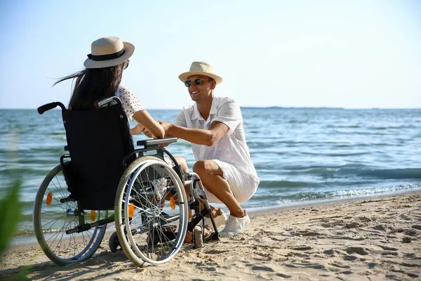 바닷가에서 장애가 남자와 — 스톡 사진