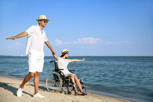 Fiziksel Engelli Mutlu Bir Kadın Deniz Kıyısındaki Erkek Arkadaşı — Stok fotoğraf