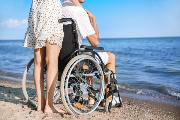 Young Woman Her Boyfriend Physical Disability Sea Resort — Stock Photo, Image