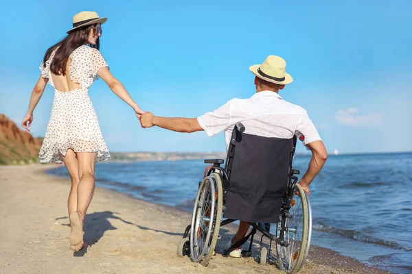 Young Man Physical Disability His Girlfriend Sea Resort — Stock Photo, Image
