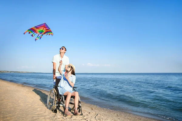 Young Woman Physical Disability Her Boyfriend Flying Kite Sea Resort — ストック写真