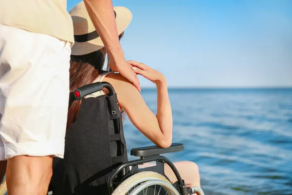 Young Woman Physical Disability Her Boyfriend Sea Resort — Stock Photo, Image
