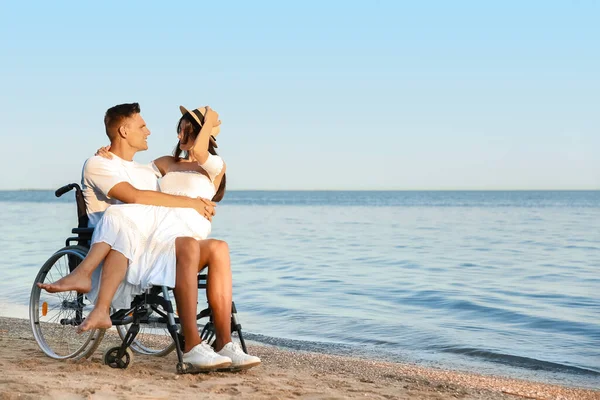 Happy Man Physical Disability His Girlfriend Sea Resort — Stock Photo, Image