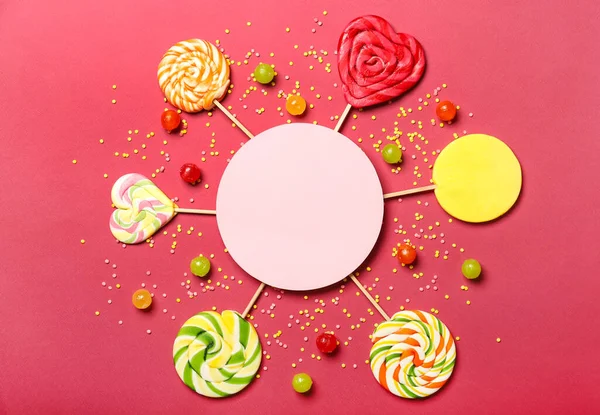 Renk Arkaplan Üzerinde Boş Kart Lolipoplar Şekerler Içeren Kompozisyon — Stok fotoğraf