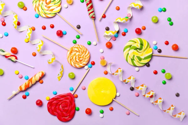 Many Different Lollipops Candies Lilac Background — Foto de Stock