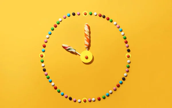 Reloj Caramelos Colores Piruletas Sobre Fondo Color — Foto de Stock