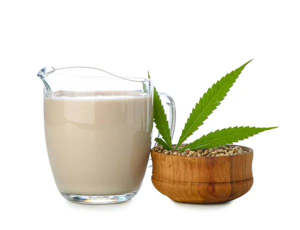 罐装大麻牛奶和碗 种子从白底分离出来 — 图库照片