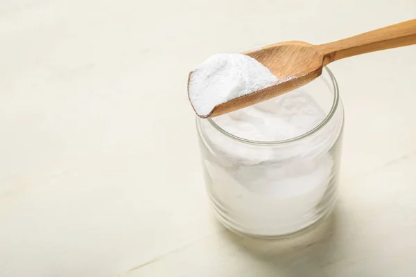 Jar Dan Sendok Dengan Baking Soda Pada Latar Belakang Kayu — Stok Foto