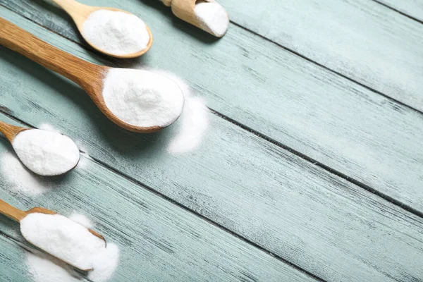 Spoons Baking Soda Color Wooden Background Closeup — Foto de Stock