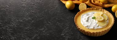 Koyu arkaplanda lezzetli limonlu tart ve metin için yer var.