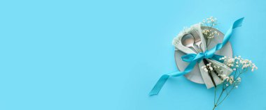 Açık mavi arkaplanda çiçekli güzel masa ayarları ve metin için boşluk