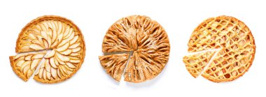 Beyaz arkaplanda lezzetli elmalı turtalar, üst görünüm