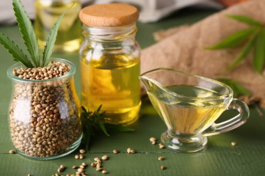 Kenevir tohumları ve renkli ahşap arka planda yağlı kompozisyon, yakın plan