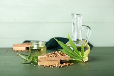 Kenevir tohumları ve renkli ahşap arka planda yağlı kompozisyon