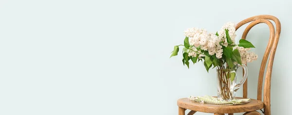 Vaso Com Buquê Lilás Branco Bonito Cadeira Contra Fundo Claro — Fotografia de Stock