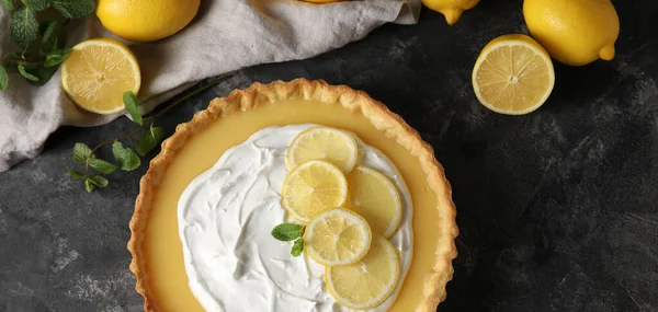 Koyu arkaplanda lezzetli limonlu tart.