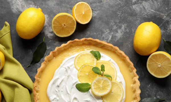 Koyu arkaplanda lezzetli limonlu tart.