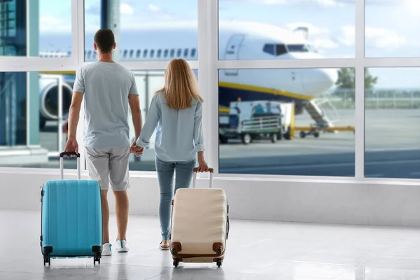 Pareja Con Maletas Aeropuerto — Foto de Stock