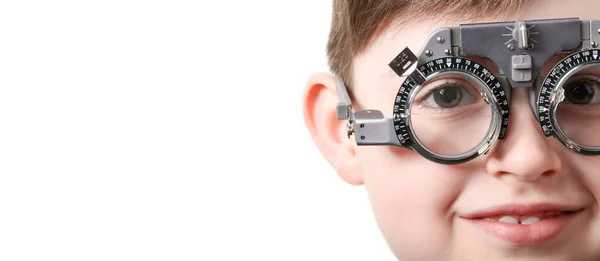 Μικρό Αγόρι Πλαίσιο Δοκιμής Που Υποβάλλονται Οφθαλμολογικό Έλεγχο Λευκό Φόντο — Φωτογραφία Αρχείου