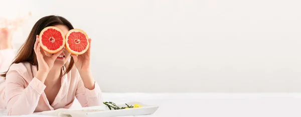 Manhã Engraçado Jovem Mulher Asiática Comendo Toranja Quarto Banner Para — Fotografia de Stock