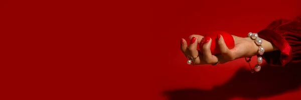Γυναικείο Χέρι Όμορφο Μανικιούρ Και Κοσμήματα Κόκκινο Φόντο Χώρο Για — Φωτογραφία Αρχείου