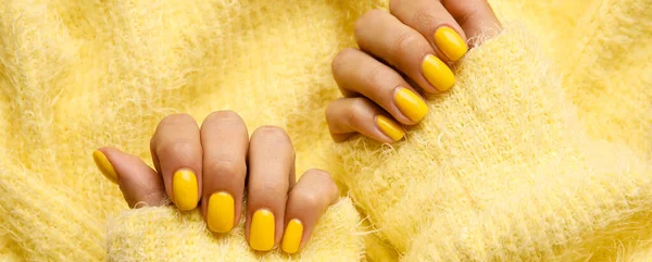 Woman Beautiful Bright Yellow Manicure Closeup — Foto Stock