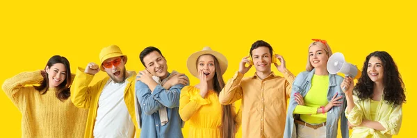Πολλοί Ευτυχισμένοι Άνθρωποι Κίτρινο Φόντο — Φωτογραφία Αρχείου