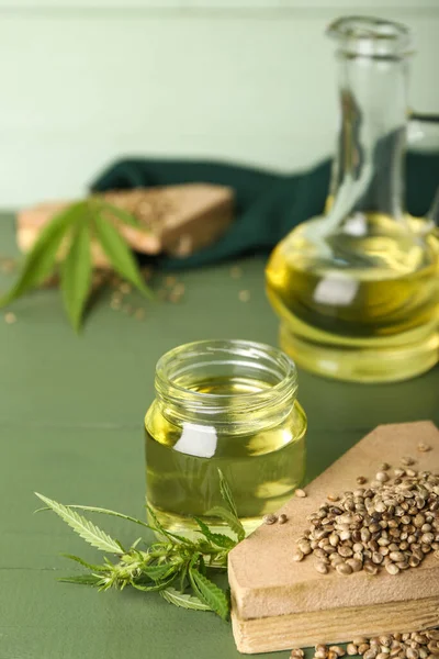 Kenevir yağı ve tohumları renkli ahşap arka planda