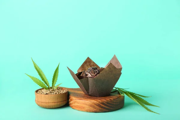 Composition Tasty Hemp Muffin Leaves Seeds Color Background — Stock Photo, Image
