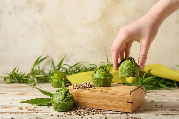 Vrouw Met Lekkere Hennep Muffin Lichte Achtergrond Close — Stockfoto