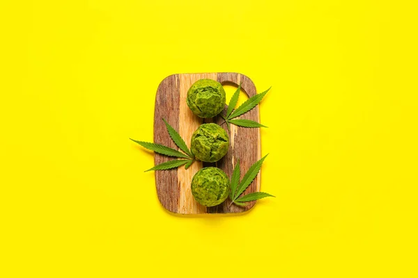 Wooden Board Tasty Cannabis Muffins Leaves Yellow Background — ストック写真