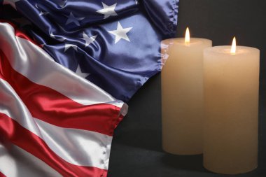 ABD bayrağı ve siyah arka planda yanan mumlar. Anma Günü