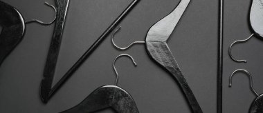 Koyu arka planda birçok elbise askısı, yakın plan